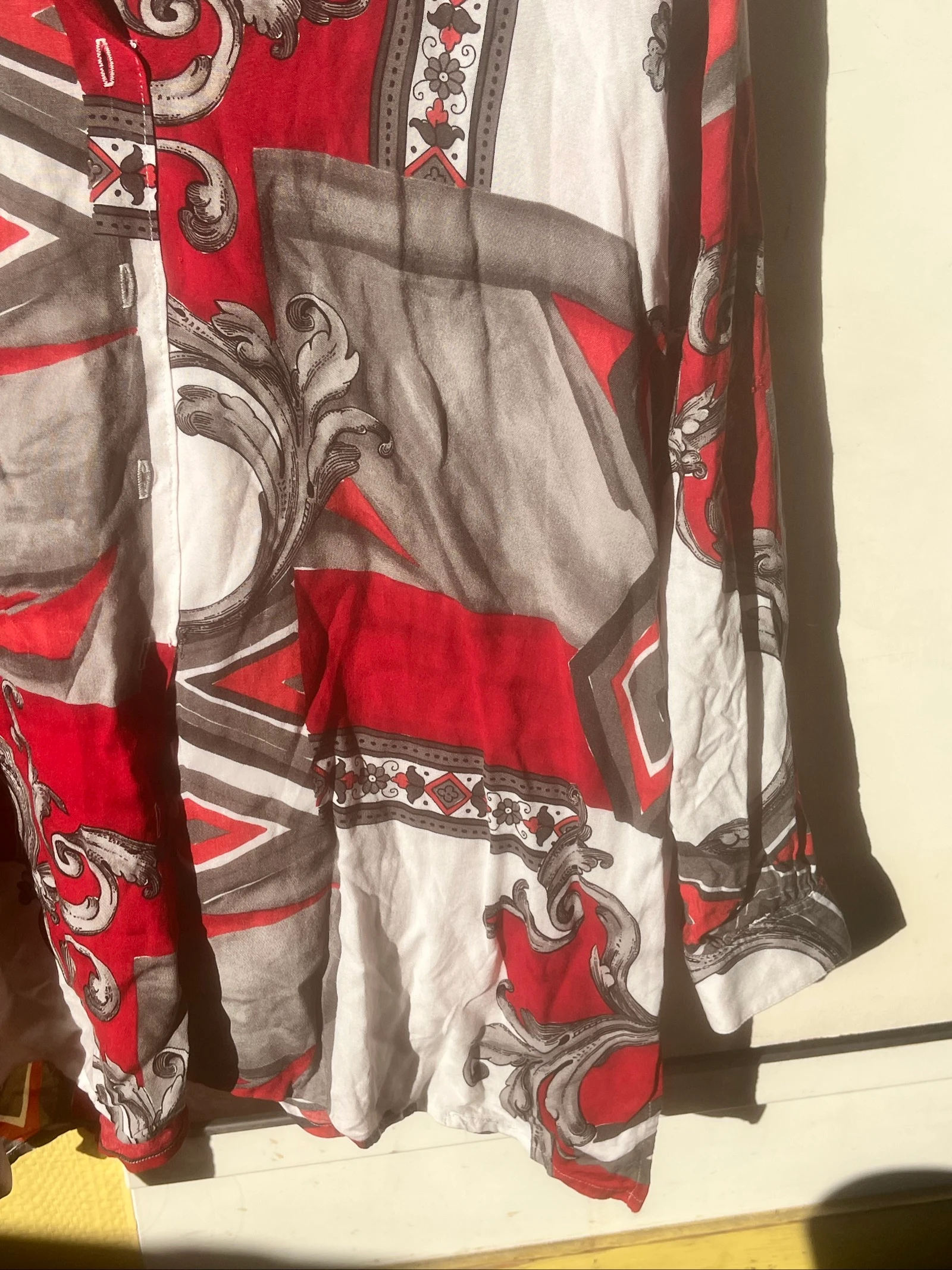 Camisa fluida estampada en rojo, blanco y gris – estilo vintage chic – photo 8